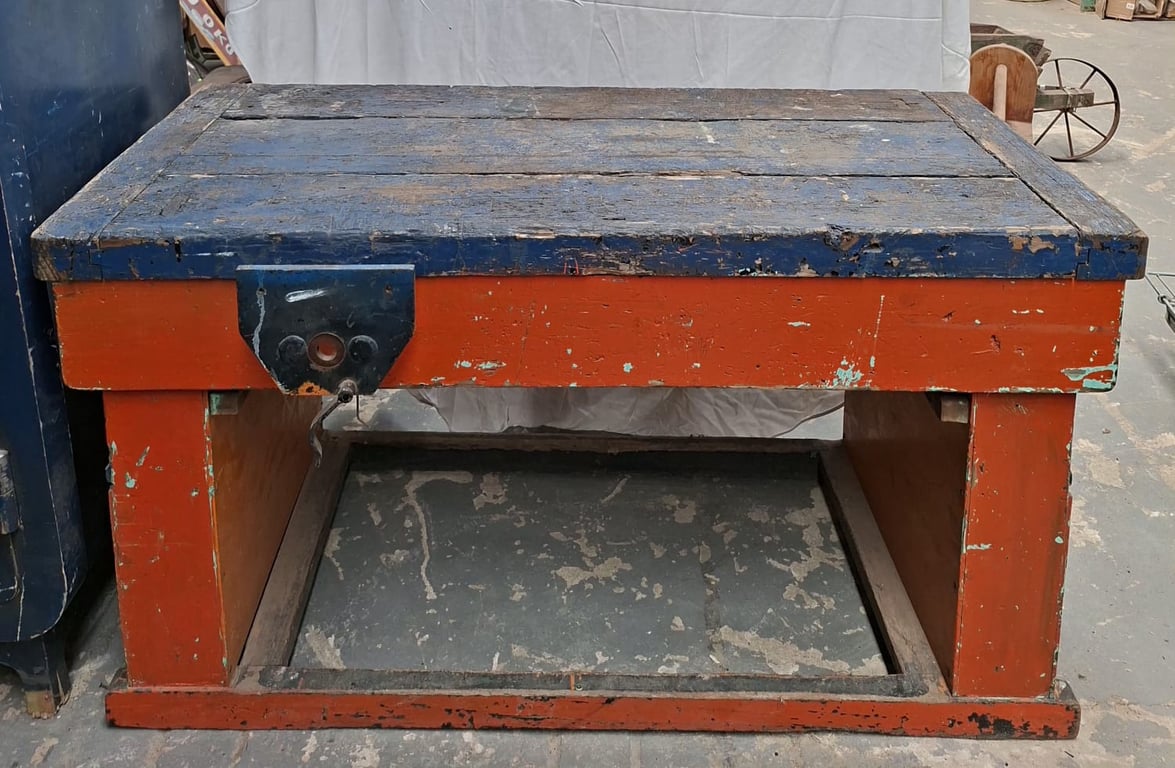 Film Prop Industrial Workbench (WAP)
