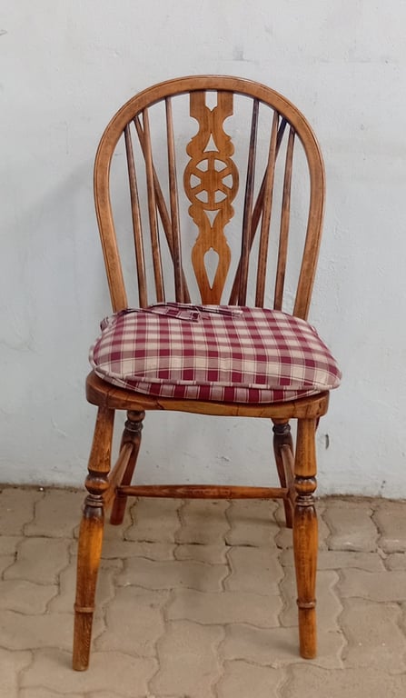 Solid Wooden Dining Chair with Decorative Spindle Back & Cushioned Seat