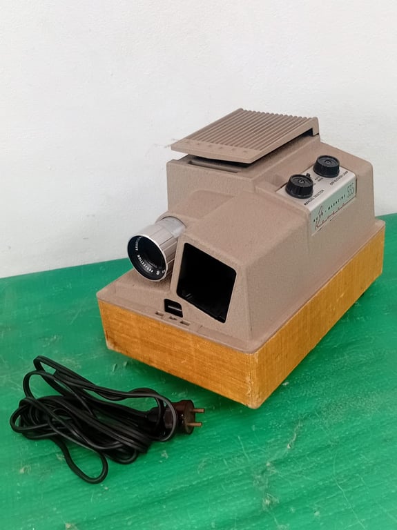 Vintage Revere Auto-Magazine P-553 Slide Projector