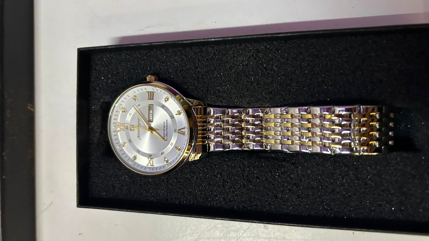 Poedagar 836 luxury quartz watch featuring a two tone gold and silver stainless steel strap
