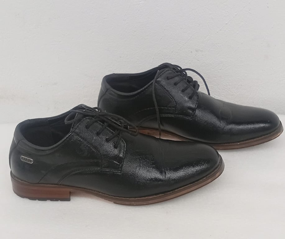 Size 9 -Men's Uzzi Branded Shoes