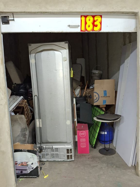 Lot 15 Gas Bottle Unit