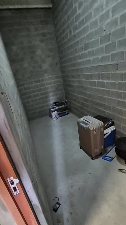 7 - Suitcase Unit - CAPE TOWN
