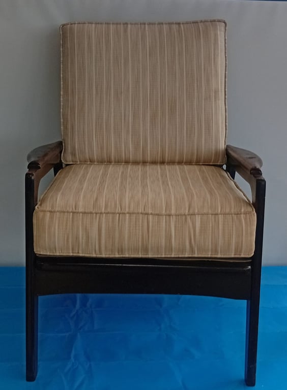 Solid Wooden Lounge Armchair with Cushioned Upholstery (Mid-Century Style)