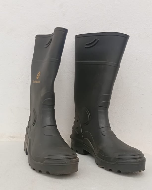 Size: 11 Brand new -Black Industrial Gumboots