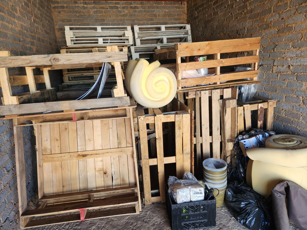 Lot 6 Palles Tables Unit