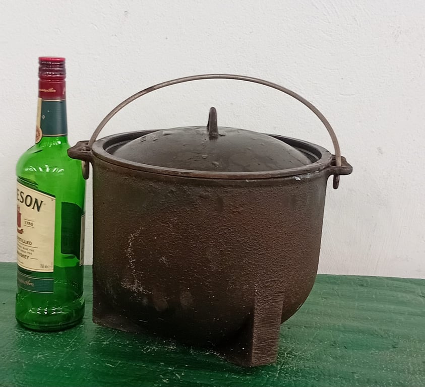 Size 3 Vintage Cast Iron Potjie Pot with Lid & Carry Handle