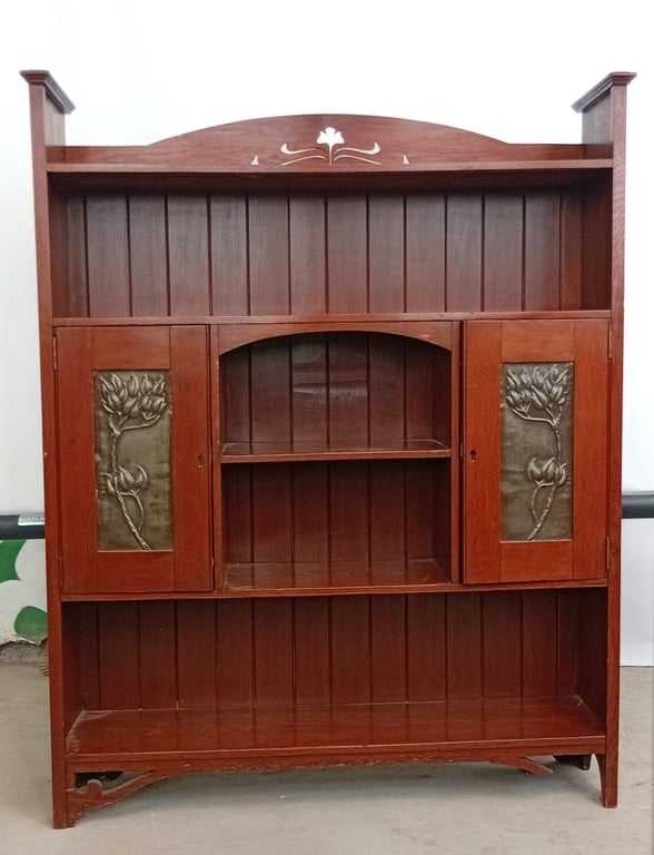 Antique-style wooden display cabinet / sideboard hutch