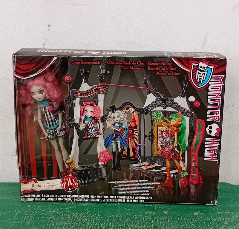 Monster High Freak du Chic Circus Scaregrounds and Rochelle Goyle Doll Playset