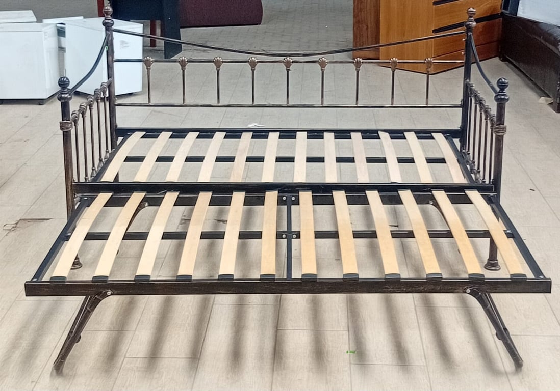 Metal Daybed with Pull-Out Trundle Base
