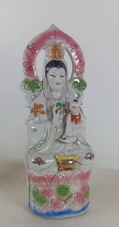 Vintage Porcelain Guanyin Statue with Child – Hand-Painted Chinese Ceramic Figurine