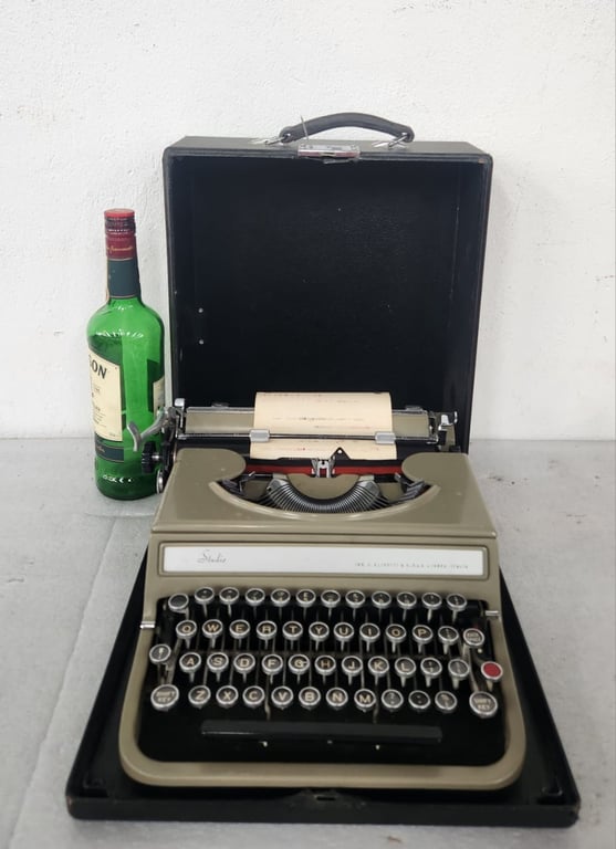 Olivetti Lexikon 80 vintage manual typewriter