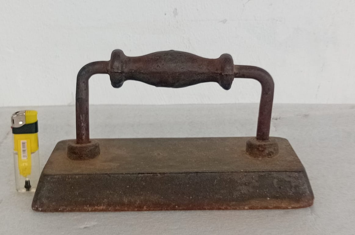 Antique Cast Iron Flat Iron (Sad Iron)