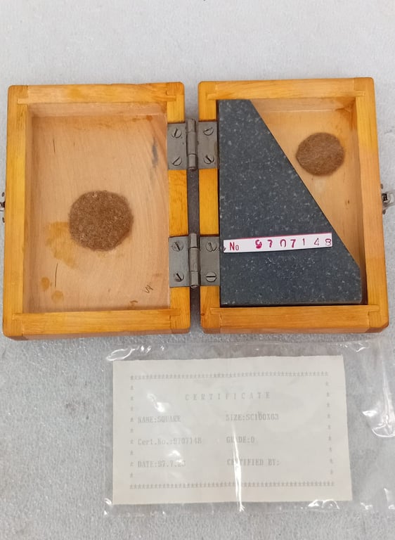 Precision Engineer’s Square – Grade 0 (Certified, Wooden Case)