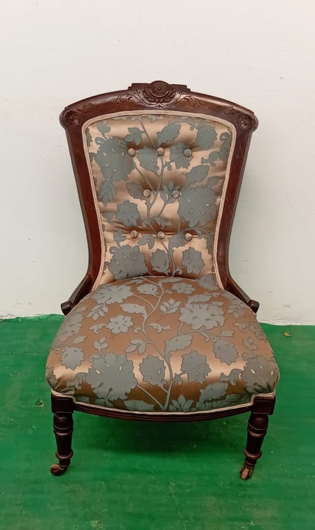 Vintage victorian-style walnut chair