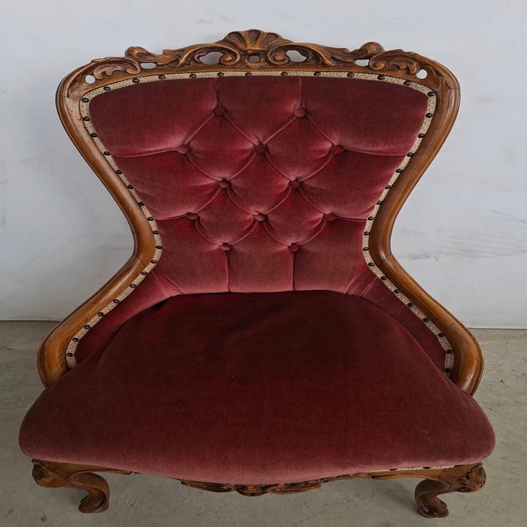 Victorian-Style Tufted Slipper Chair
