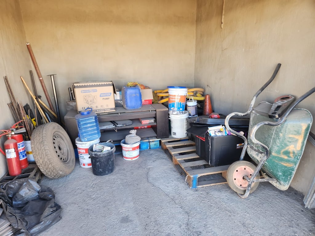 Lot 5 Wheelburrow Unit