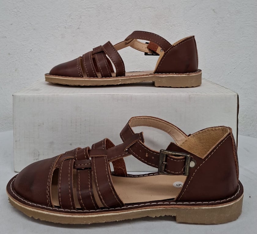 Size 5 Ladies Leather Closed-Toe Sandals