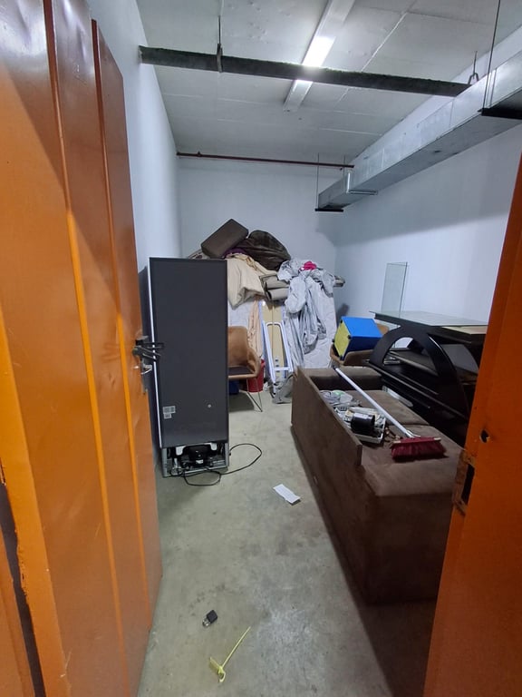 Lot 33 Fridge Unit
