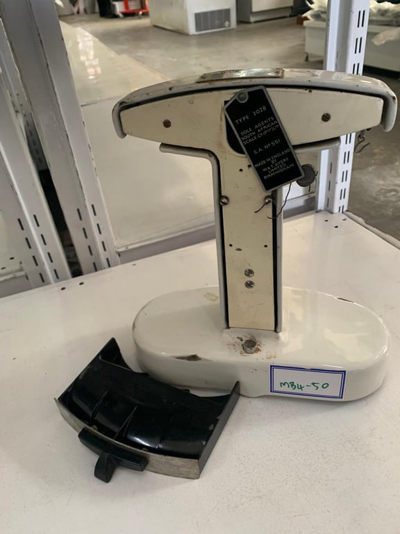 MB 4 50	Avery Type 2028 Pharmacy weighing scales