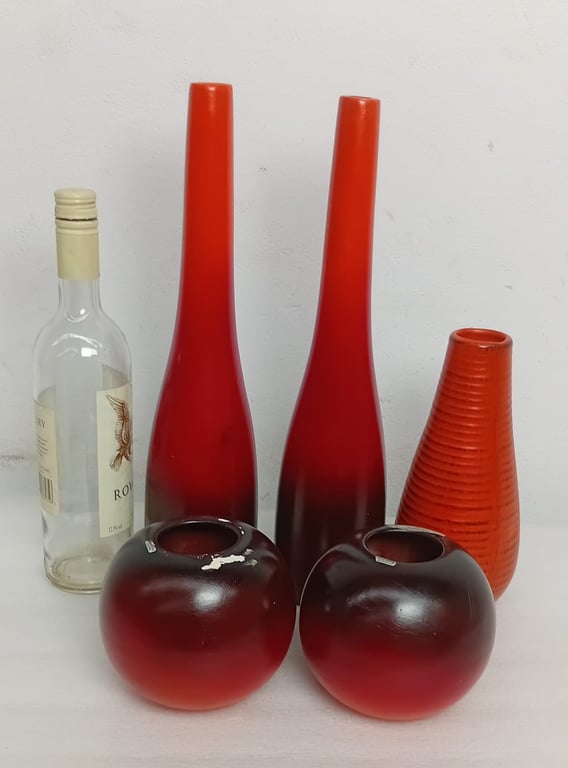 A Set Of Beautiful Red Decorative Vases