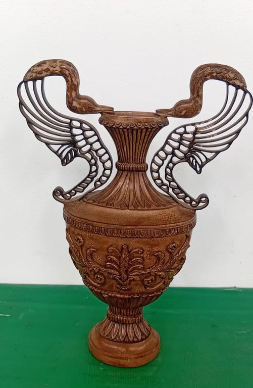 Vintage -Style Classical Urn