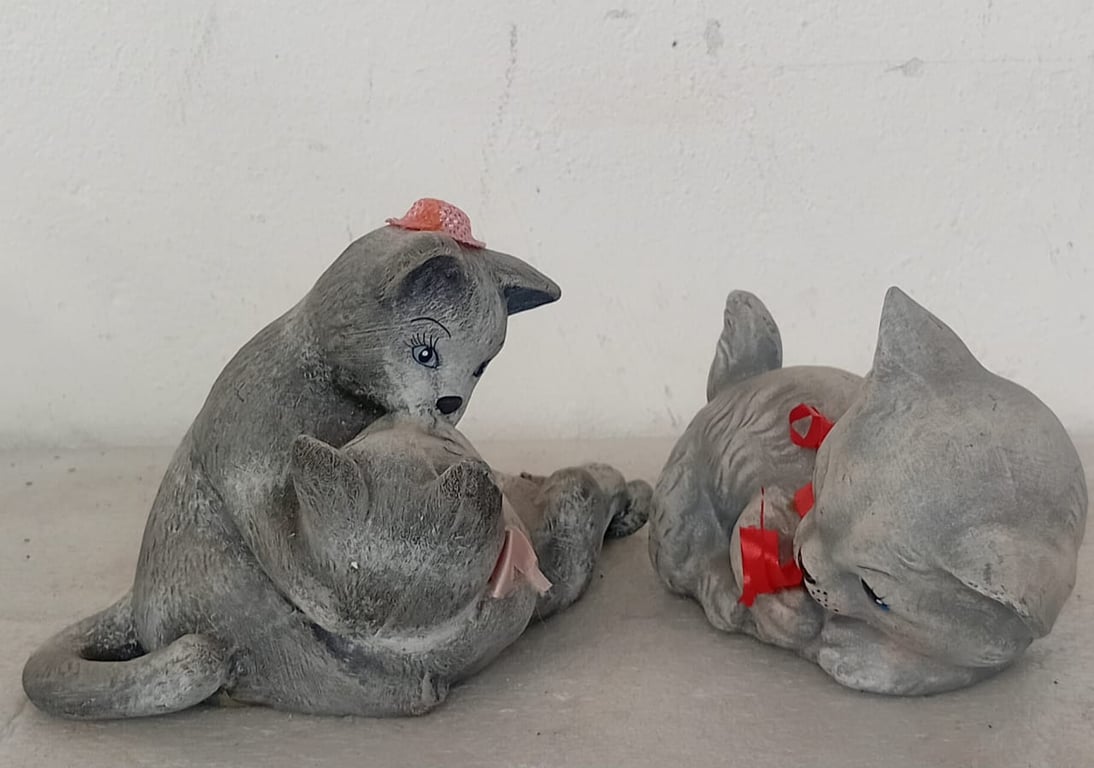 Pair of vintage-style cat figurines