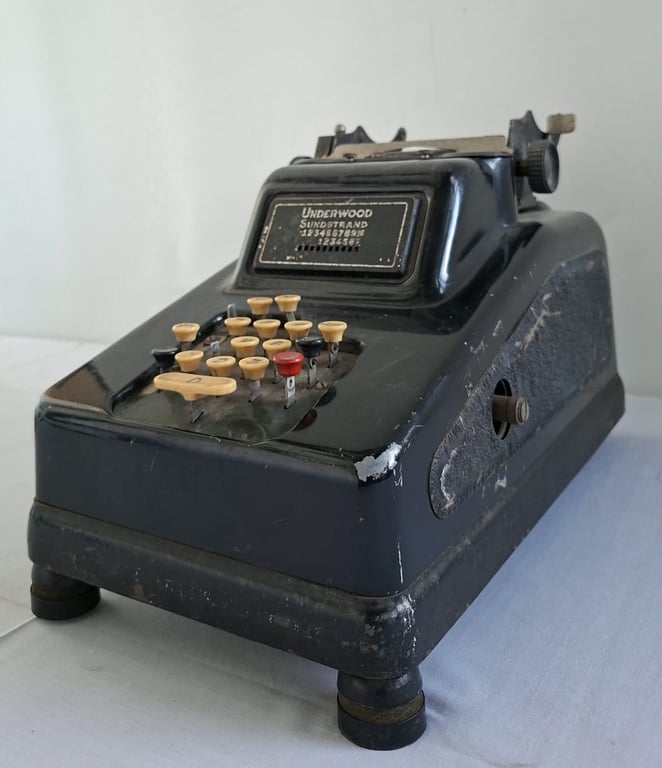 Vintage Mechanical Adding Machine / Calculator.