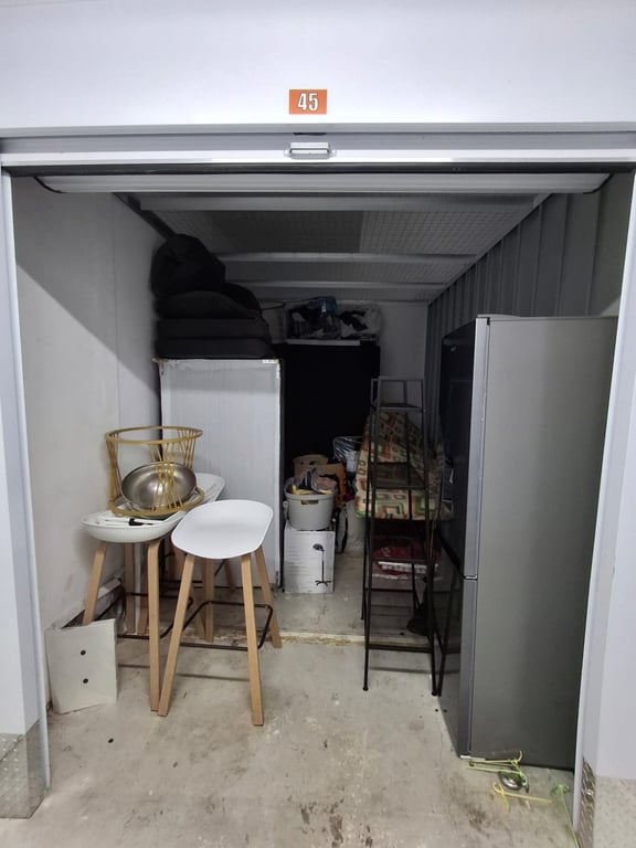 Lot 18 Bar Chairs Unit