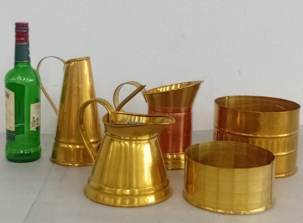 A mixed lot of decorative brass and copper vessels