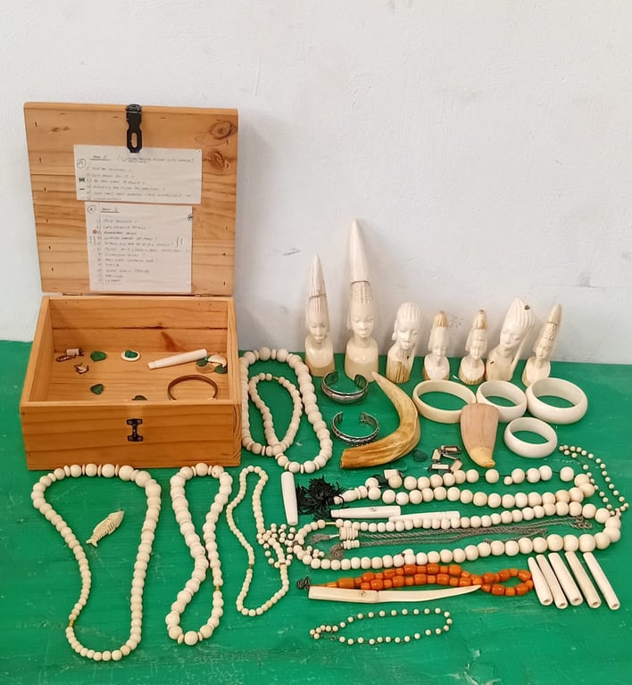 Joblot of vintage jewellery & carvings