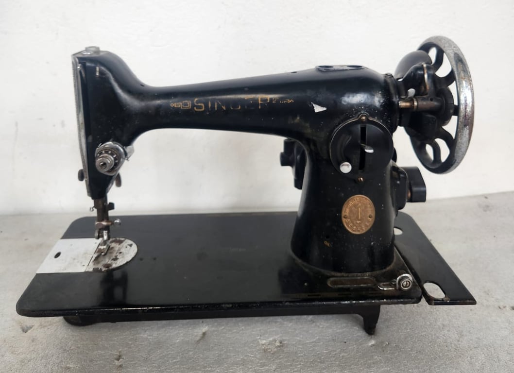 Vintage Singer Sewing Machine (Hand-Crank / Manual)