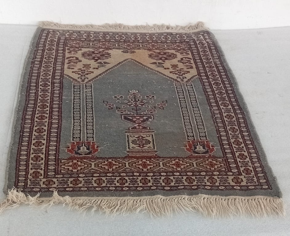 Handwoven Oriental-Style Prayer Rug