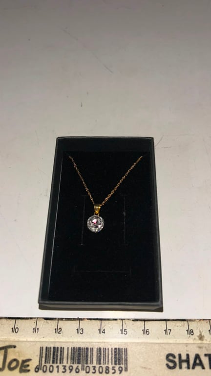 Classic round solitaire pendant necklace gold