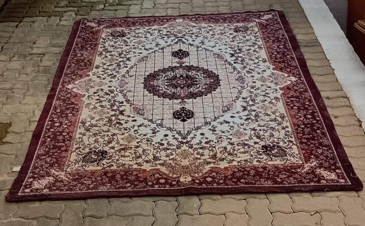 Large Traditional-Style Area Rug