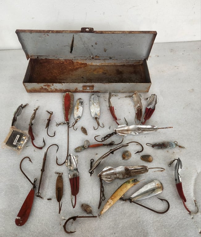 Vintage Fishing Lures, Hooks & Metal Tackle Box – Mixed Lot