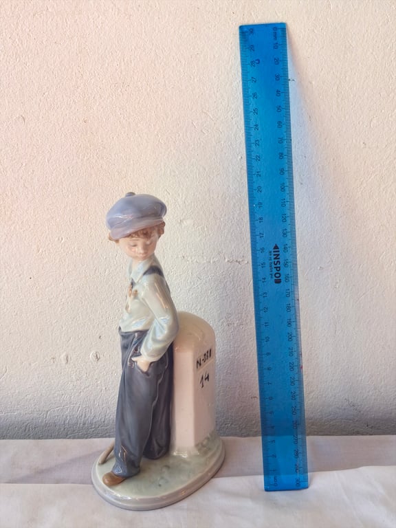 Lladro Figurine 5400 - "The Wanderer"