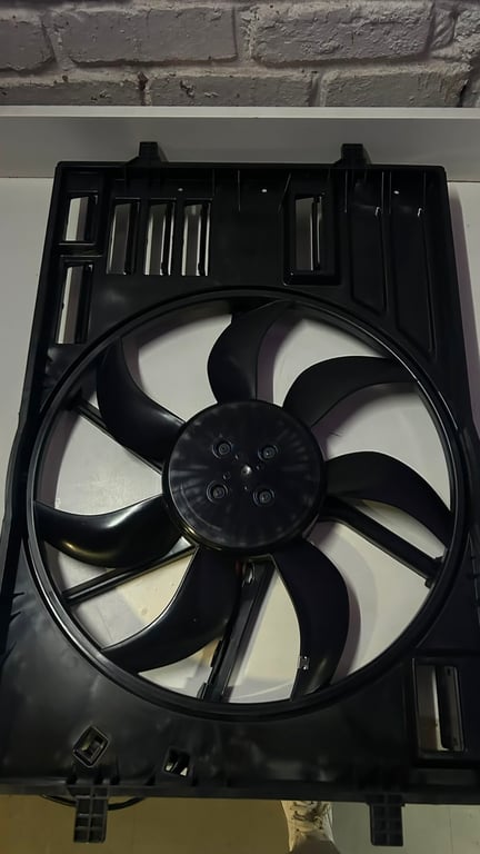 Automotive radiator cooling fan assembly