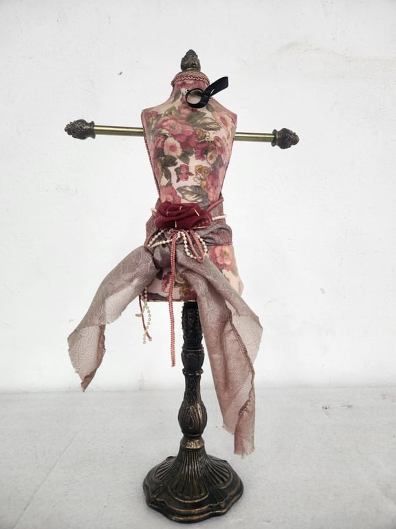 Decorative dress-form style jewellery stand