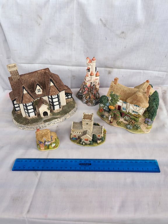 Lilliput Lane Collectable Cottages - Gossip Gate, Here Comes The Bride, Dreamcatchers & Castle of the Red Knight - Lot