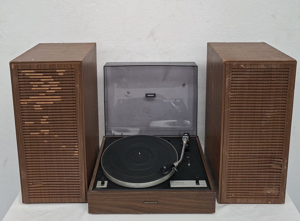 Pioneer Vintage Record Player with Speakers  (Untested) (WAP)