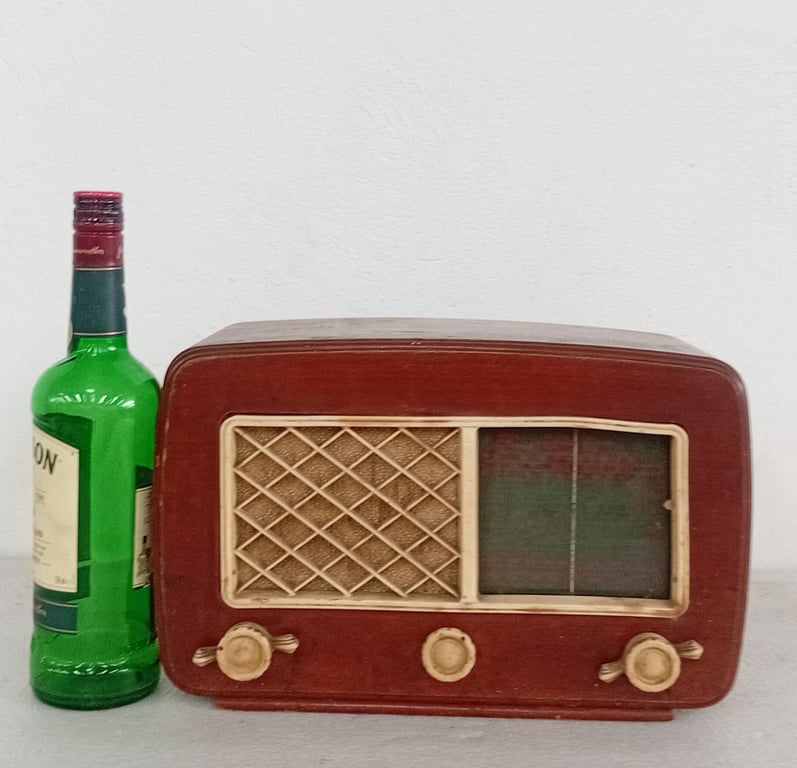 Vintage Tabletop Radio (Retro Style)