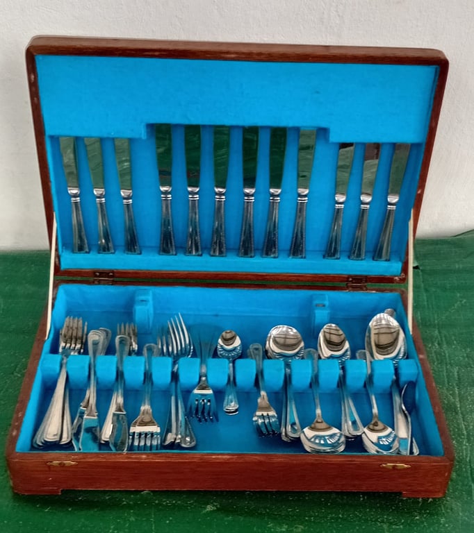 Vintage-Style Cutlery Set in Wooden Presentation Case