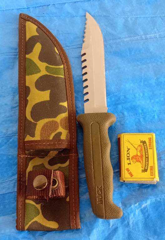 Buck Fixed-Blade Outdoor / Hunting Knife with Camouflage Sheath