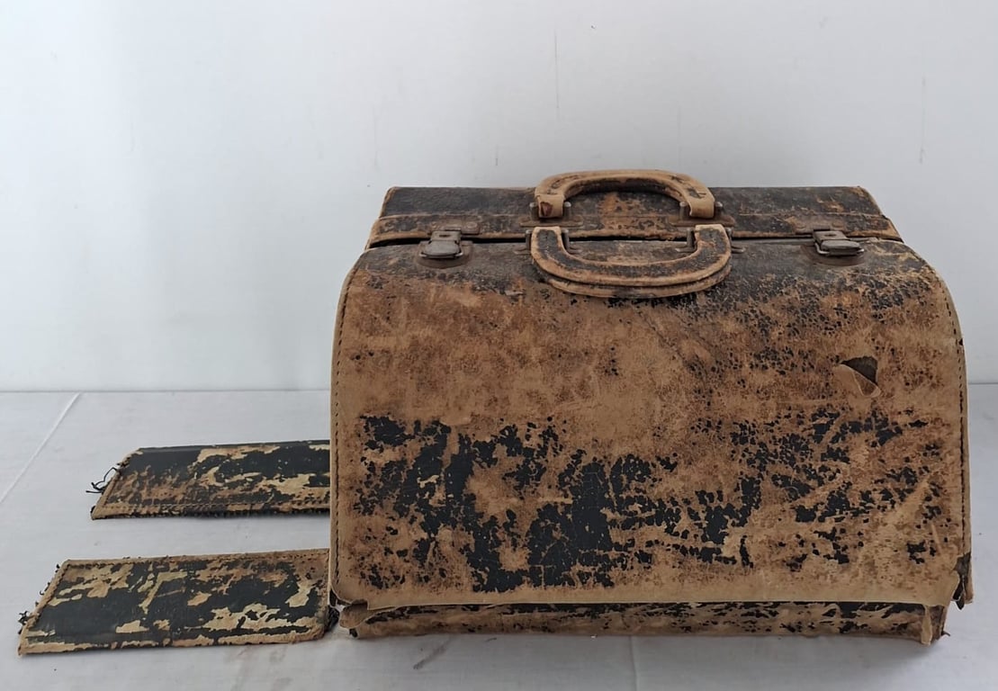 Vintage portable sewing box / cantilever sewing organiser