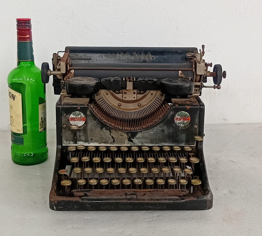 Vintage URANIA Mechanical Typewriter (Early–Mid 20th Century)