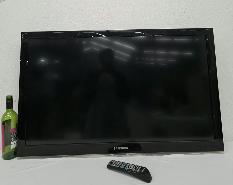 Samsung 40 inch Flat Screen LED Television with Working Remote