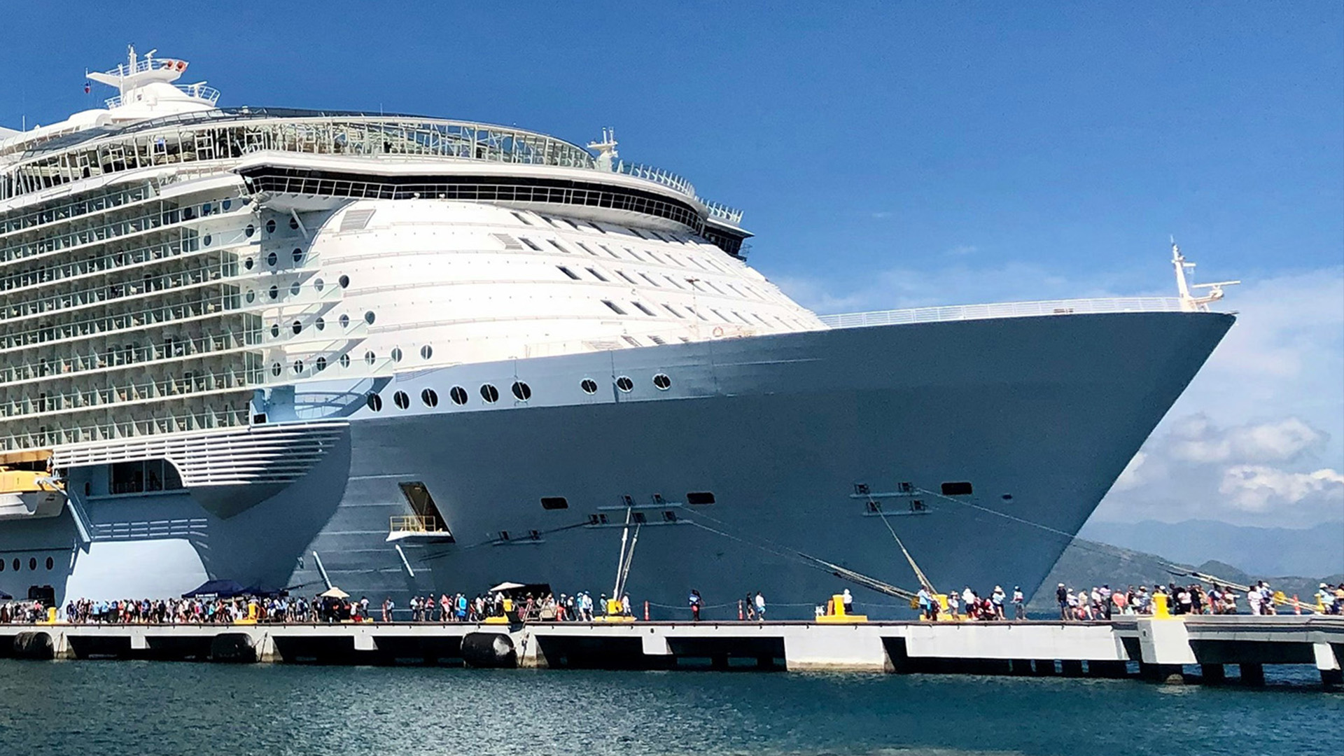 海上: 進水式を祝う：船上と陸上をつなぐPeplinkの接続