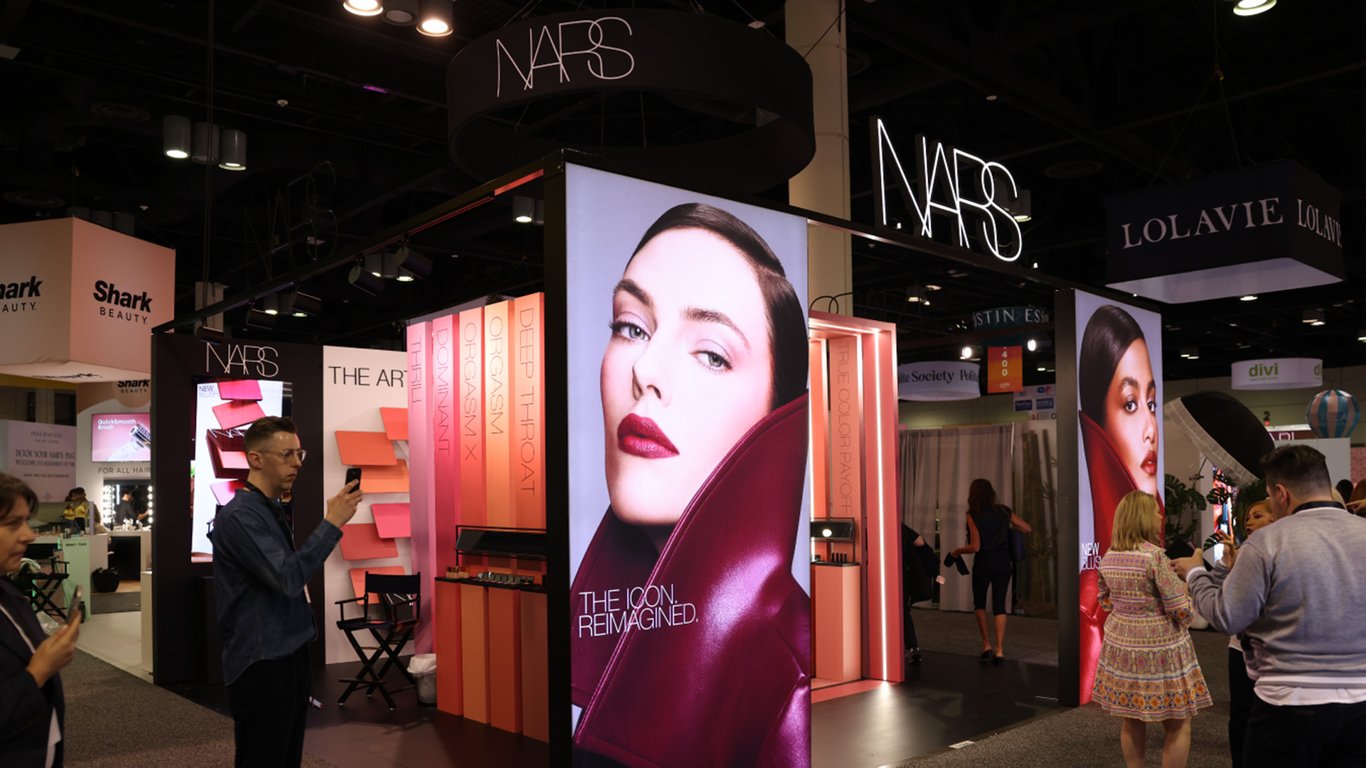 Trade show exhibition booths with digital displays representing Peplink SME case studies.