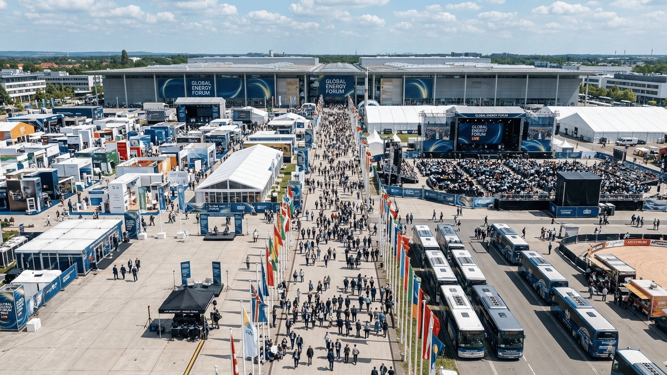 Large outdoor event venue using Starlink and Peplink bonded connectivity for temporary high-capacity internet access.